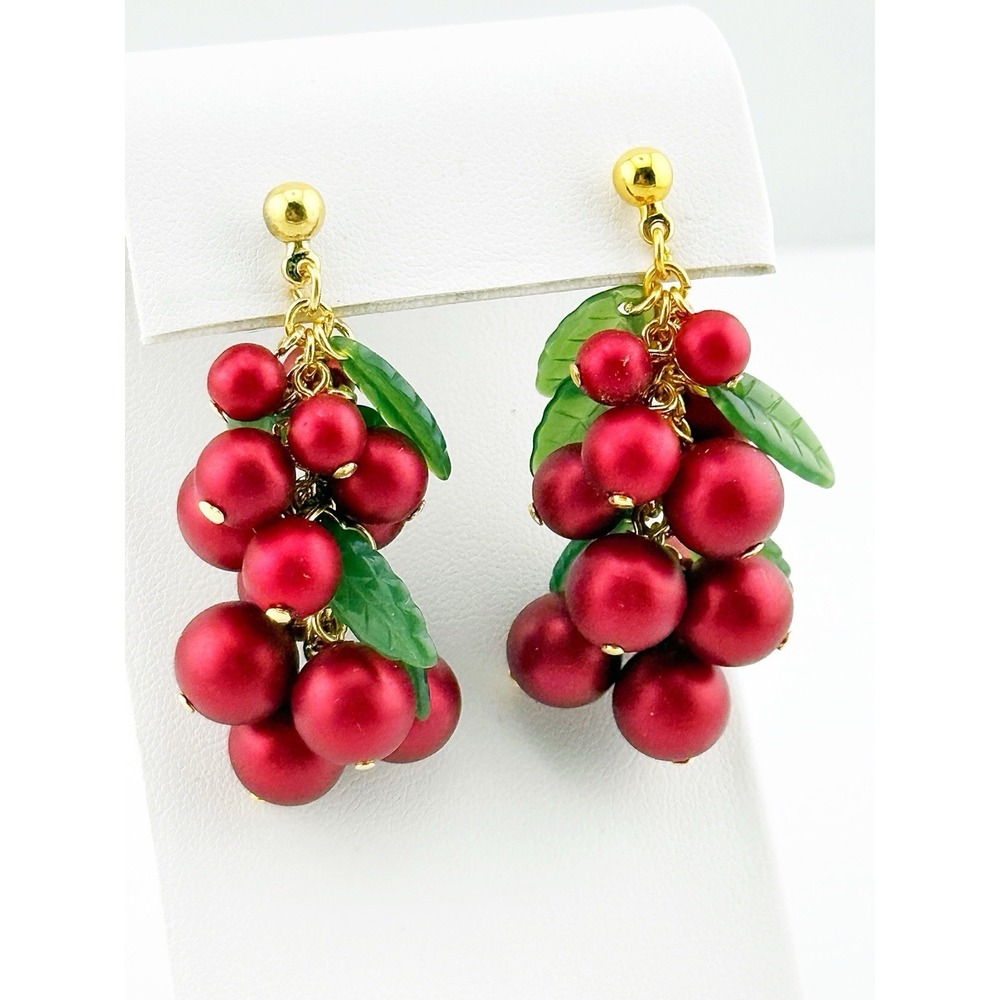Vintage 1991 Avon Happy Holly Days Red Berry Cluster Pierced Dangle Earrings.